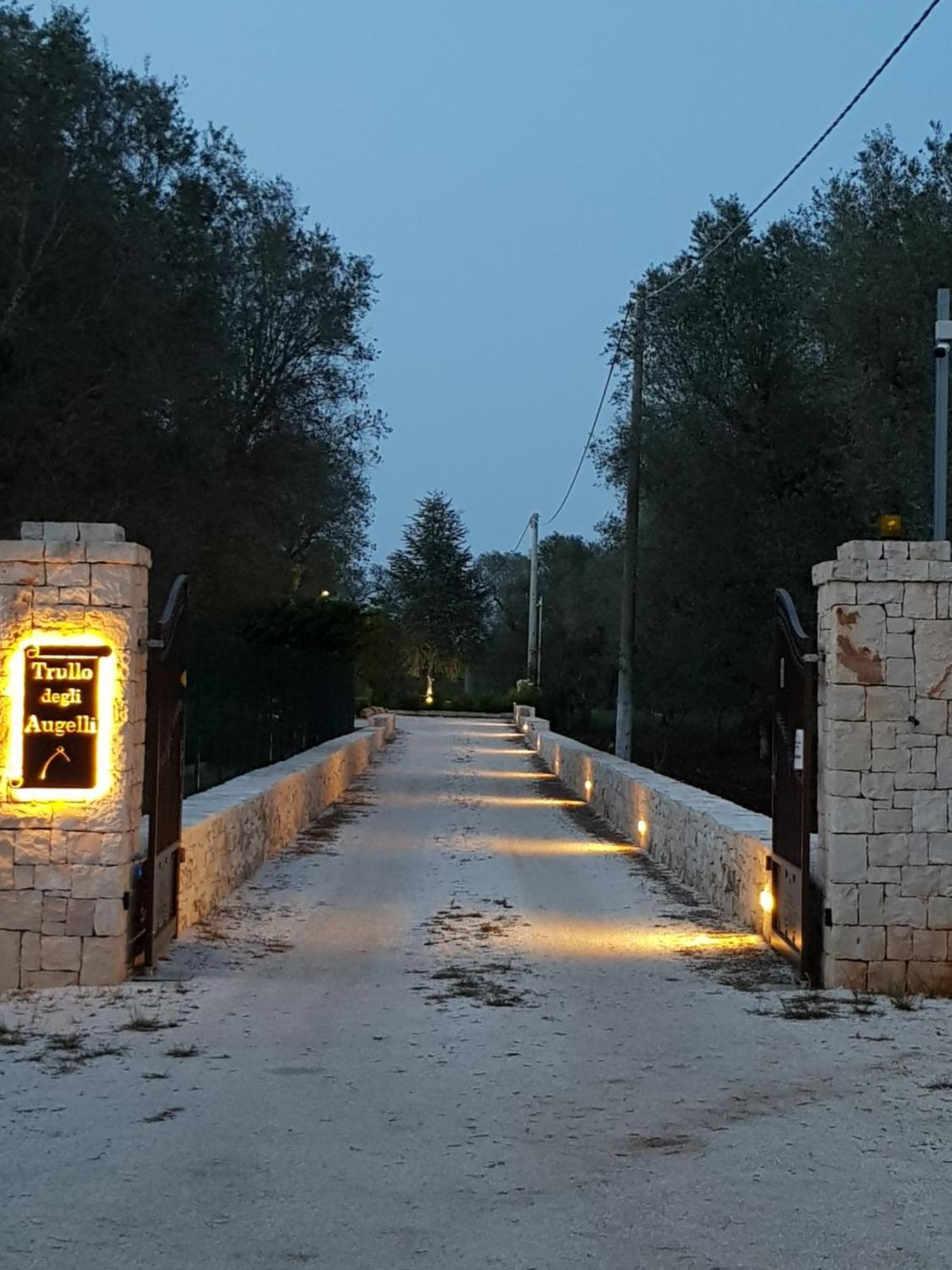 Trullo Degli Augelli Pensionat San Michele Salentino Exteriör bild