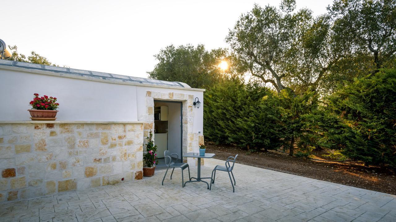 Trullo Degli Augelli Pensionat San Michele Salentino Exteriör bild